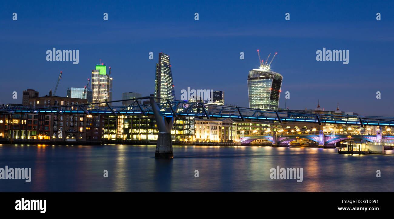 Une partie de la ville de London Skyline at night de l'autre côté de la Tamise Banque D'Images