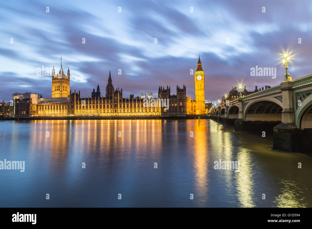 Chambres du Parlement de l'autre côté de la Tamise au crépuscule. Partie de Westminster Bridge peut être vu. Banque D'Images
