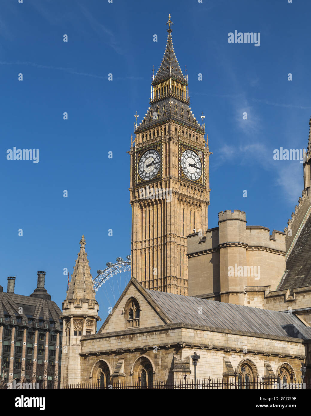 Londres, Royaume-Uni - 10 MARS 2015 : Big Ben et du Palais de Westminster. Une partie de l'Oeil de Londres peut être vu dans le backgroun Banque D'Images