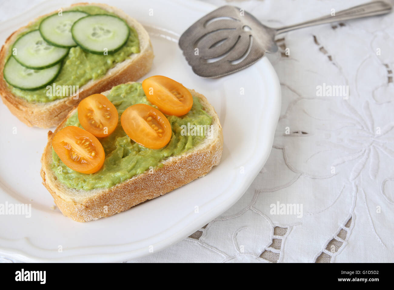 Sourdough vert face ouverte sandwiches pain grillé Banque D'Images