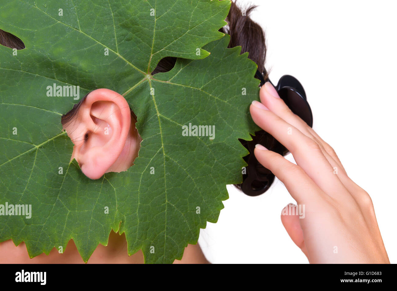 Arbre vert feuille avec une oreille féminine par peeping Banque D'Images