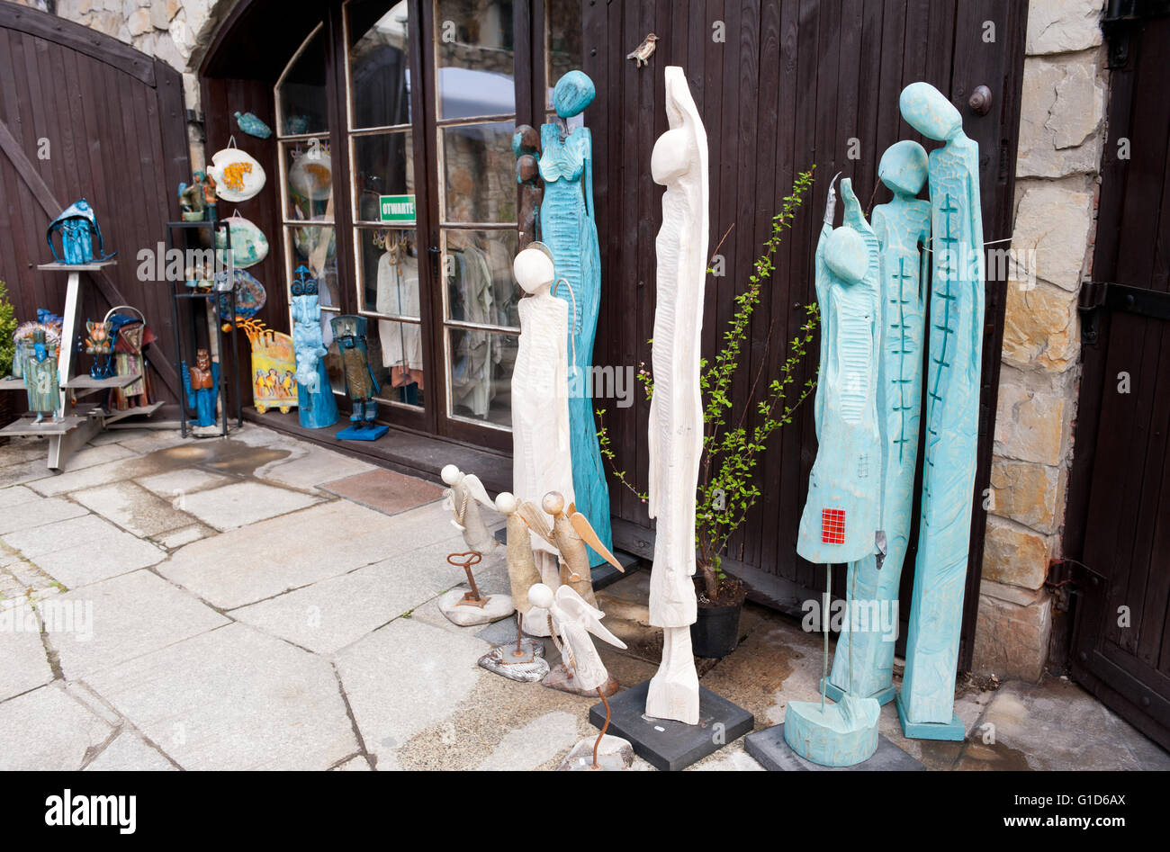 Les chiffres de l'art sculpté en bois en extérieur boutique dans Kazimierz Dolny, Pologne, Europe, voyage, destination touristique de Bohême visites. Banque D'Images