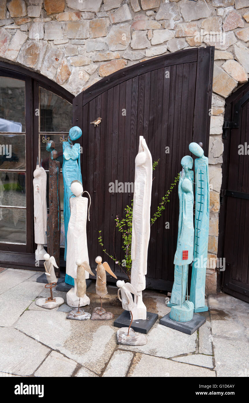 Boutique de souvenirs en bois sculptures en extérieur en Kazimierz Dolny, Pologne, Europe, voyage, destination touristique de Bohême visites Banque D'Images