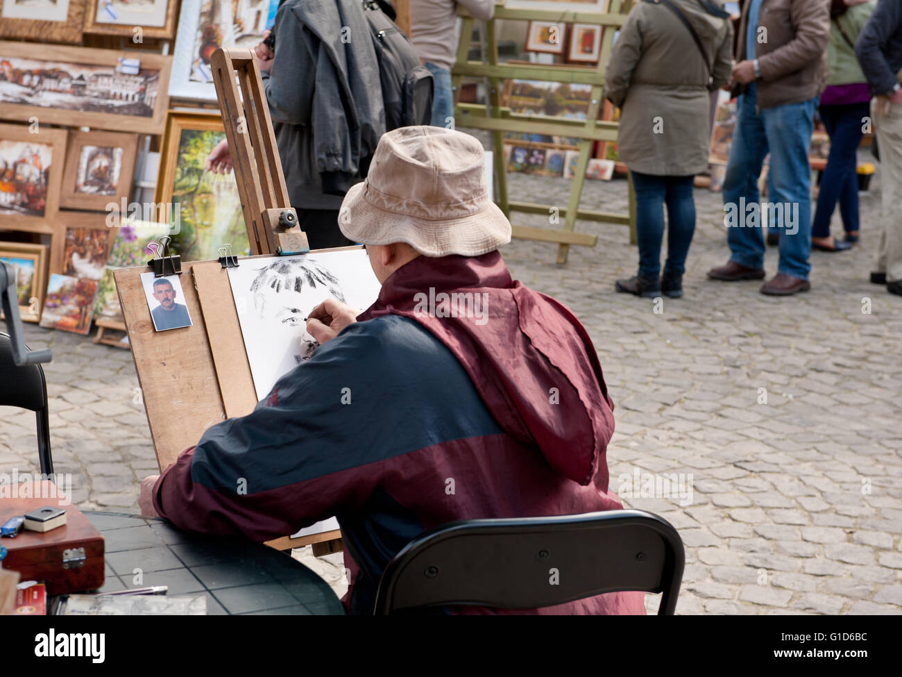 Dessin de l'artiste masculin de l'homme portrait miniature dans le bazar à Kazimierz Dolny, Pologne, Europe, bohemian le tourisme. Banque D'Images