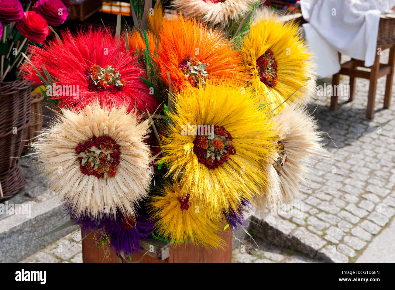 L'art populaire de céréales artificielles fleurs bouquet, souvenirs au bazar à Kazimierz Dolny, Pologne, Europe, voyage touristique de Bohême. Banque D'Images