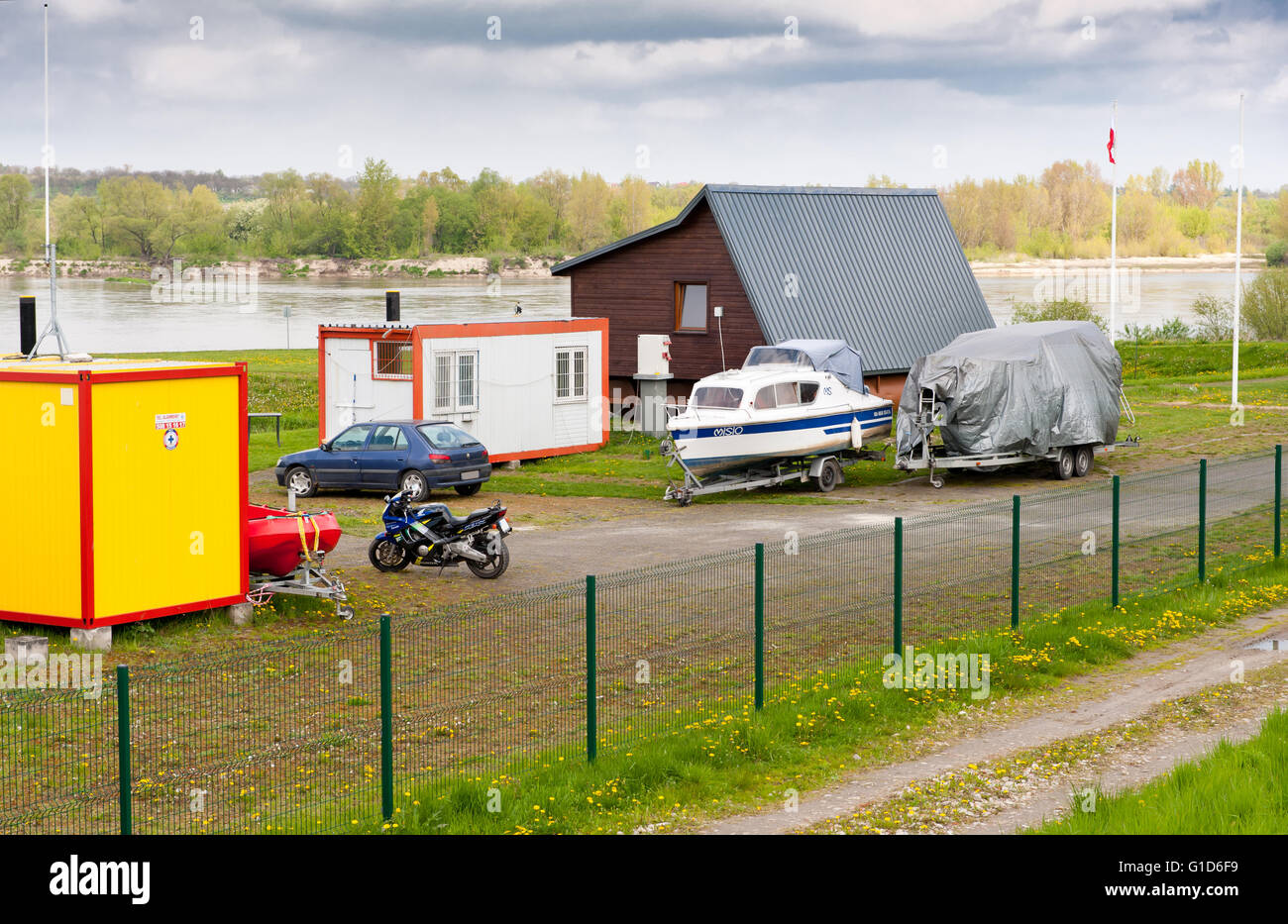 Parking gratuit à Kazimierz Dolny par la Vistule, Pologne, Europe, voiture, bateau à voile et à moteur en stationnement sur le carré d'herbe. Banque D'Images