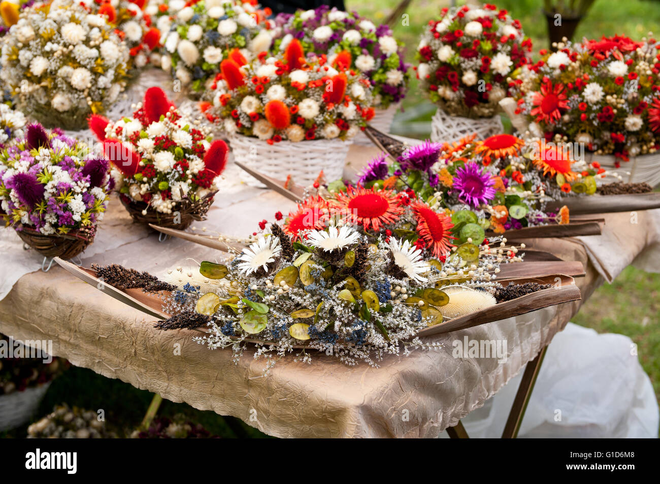 Arrangements de fleurs séchées à la juste pour le premier mai pique-nique au Château Janowiec en Pologne, Europe, loisirs au cours de l'invasion des Suédois. Banque D'Images