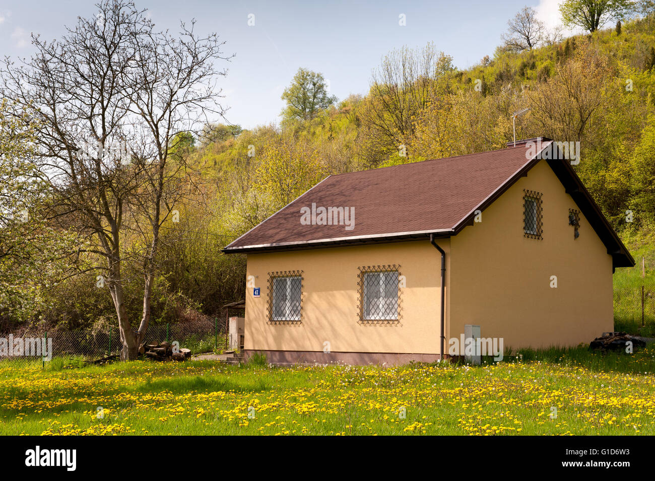 Peu de construction de maisons au printemps paysage naturel, maison jardin au-dessous de la colline à Janowiec en Pologne, l'Europe, vue sur la cour. Banque D'Images