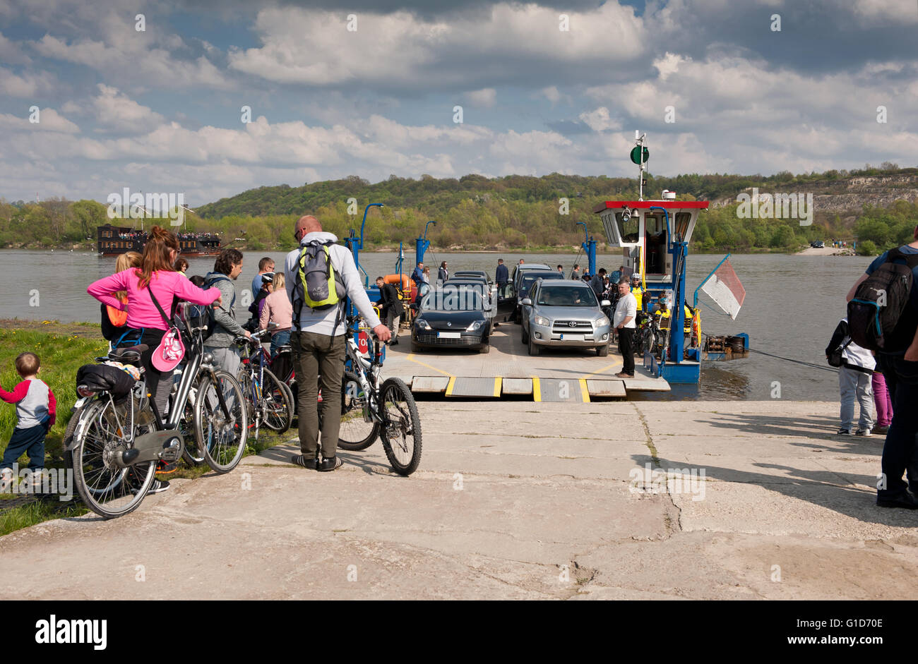 Bac à câble retour bateau sur la Vistule, le cours de Kazimierz Dolny à Janowiec en Pologne, Europe, flottement local Banque D'Images