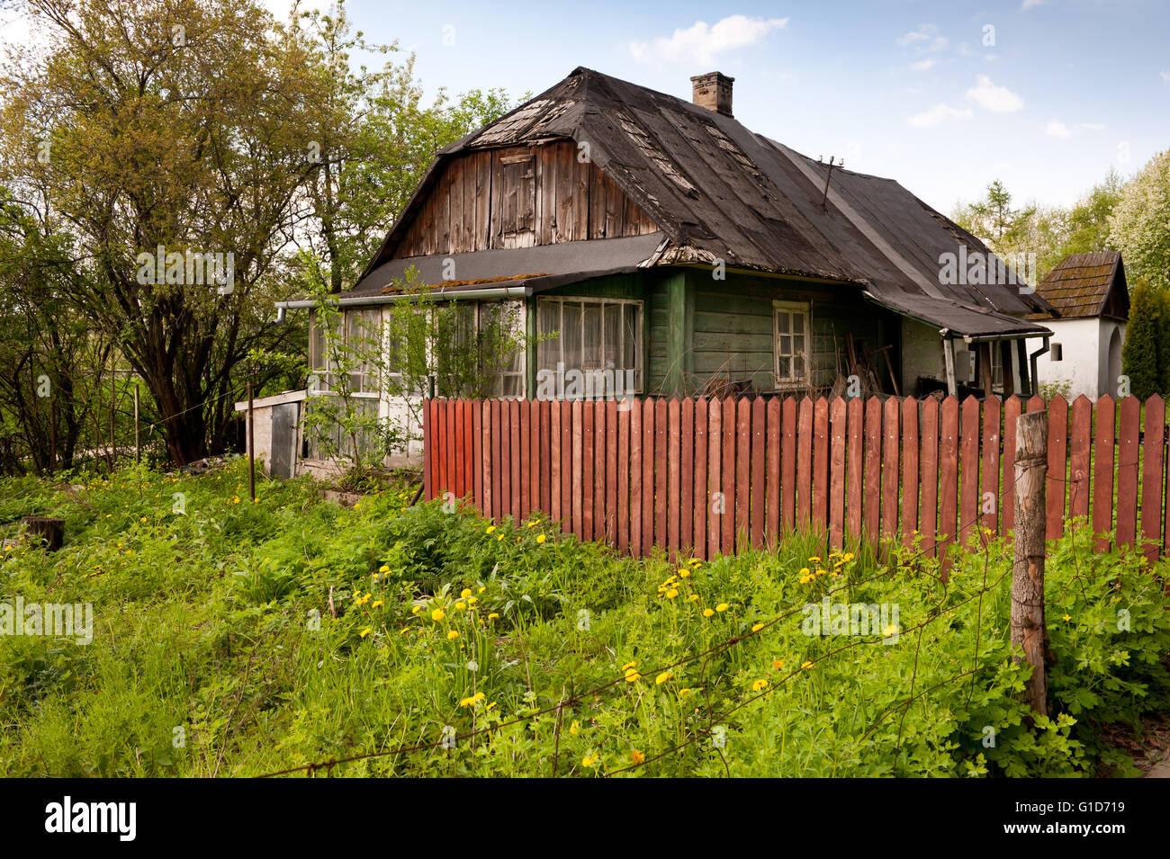 Tomber house dans Kazimierz Dolny, Pologne, Europe, forlorn propriété privée extérieur en décor naturel, le délabrement home en bois. Banque D'Images