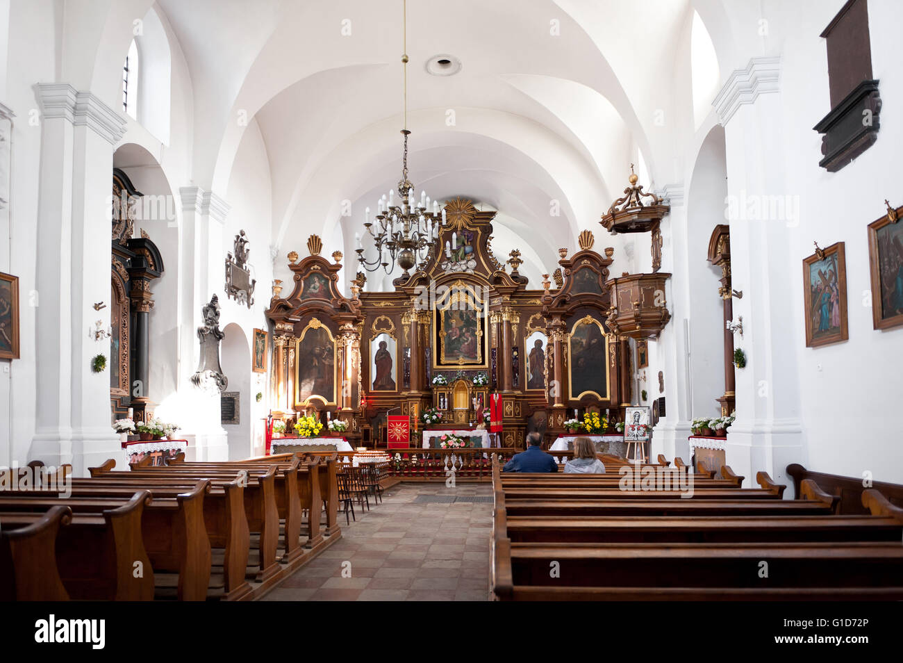 Intérieur de l'église avec l'autel et bancs de l'église de l'Annonciation et monastère franciscain, nom polonais Kosciol Zwiastowania... Banque D'Images