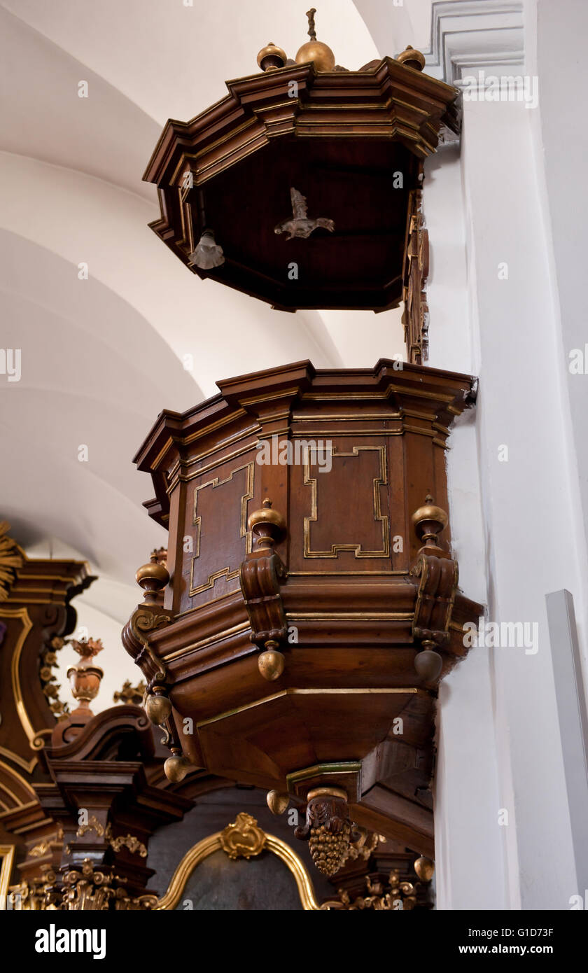 Chaire retable en bois à l'église, Monastère Franciscain intérieur à Kazimierz Dolny, Pologne, Europe. L'église de l'Annonciation. Banque D'Images