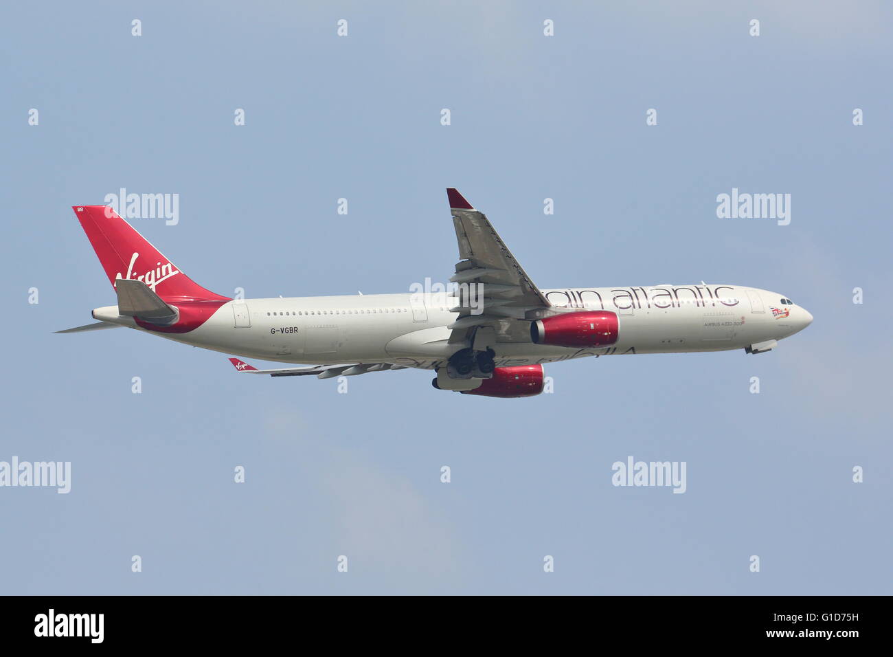 Virgin Atlantic Airbus 330-300 G-VGBR en partant de l'aéroport Heathrow de Londres, UK Banque D'Images