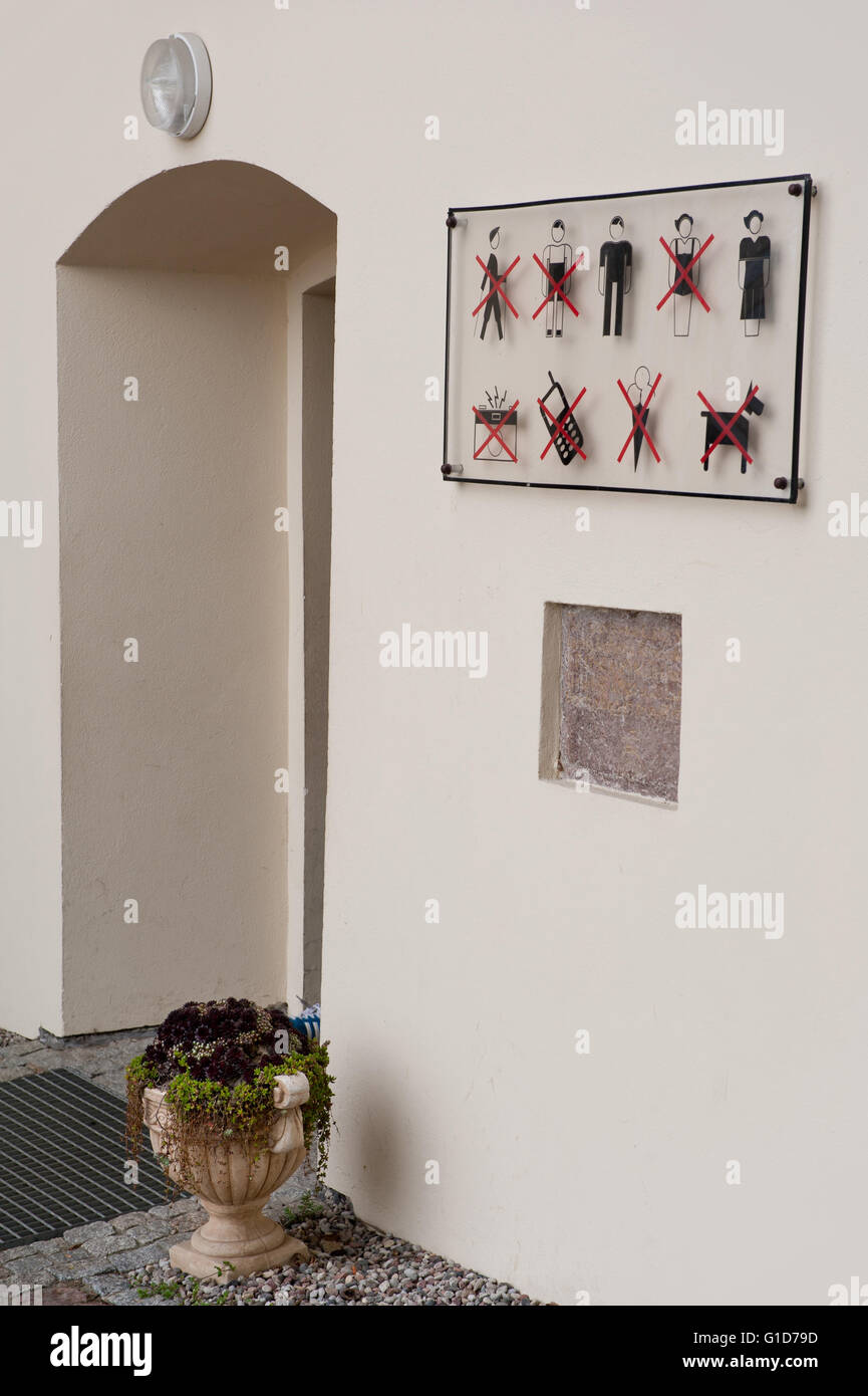 Entrée interdite signer sur mur extérieur en l'église paroissiale de Kazimierz Dolny, Pologne, Europe, symboles pancarte interdit. Banque D'Images