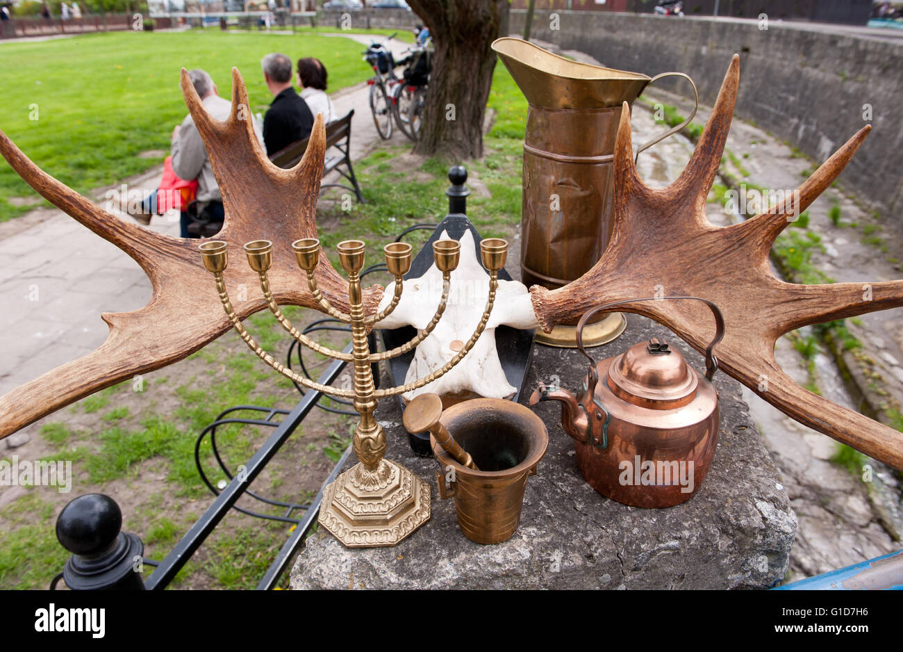 La vente de bois, l'orignal faire vieux chandelier, mortier, un plateau/bouilloire et d''un souvenirs au bazar à Sopot, Pologne. Banque D'Images