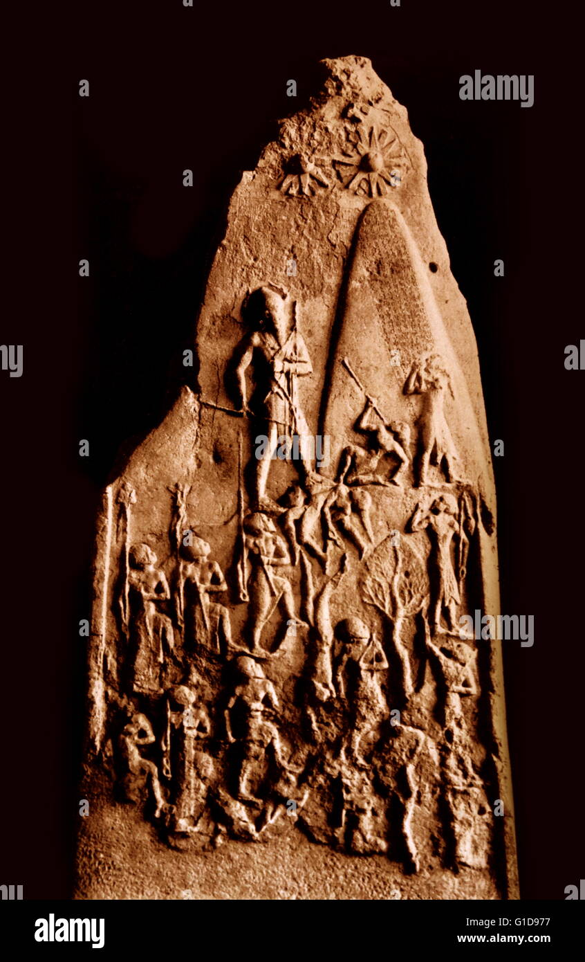 La stèle de victoire de Naram-Sin est une stèle datant de l'empire accadien dans environ 2254-2218 avant notre ère. Cet allègement mesuré six pieds de hauteur et a été sculpté en calcaire rose, il représente le roi Naram-Sin d'Akkad, menant l'akkadien armée impériale à la victoire sur les habitants de la montagne, les Lullubi. Banque D'Images