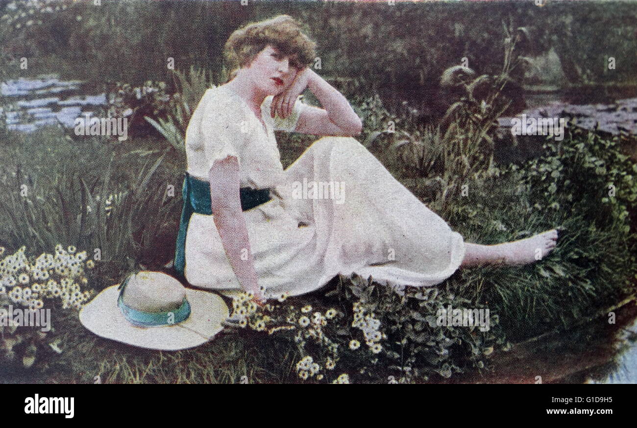 Gabrielle Ray ; Edwardian colorié à la main photo. Gabrielle Ray (28 avril 1883 - 21 mai 1973), était une comédienne Anglaise, danseuse et chanteuse, plus connue pour ses rôles dans des comédies musicales de style édouardien Banque D'Images