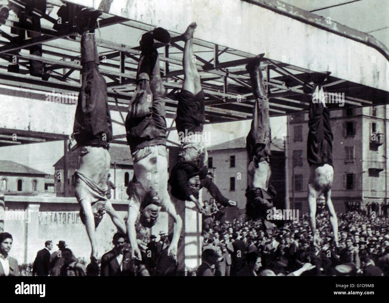 La mort de Benito Mussolini, le dictateur fasciste italien. corps de Mussolini (deuxième à gauche) à côté de Clara Petacci (milieu) et d'autres fascistes, exécuté dans la Piazzale Loreto, à Milan, Avril 1945 Banque D'Images
