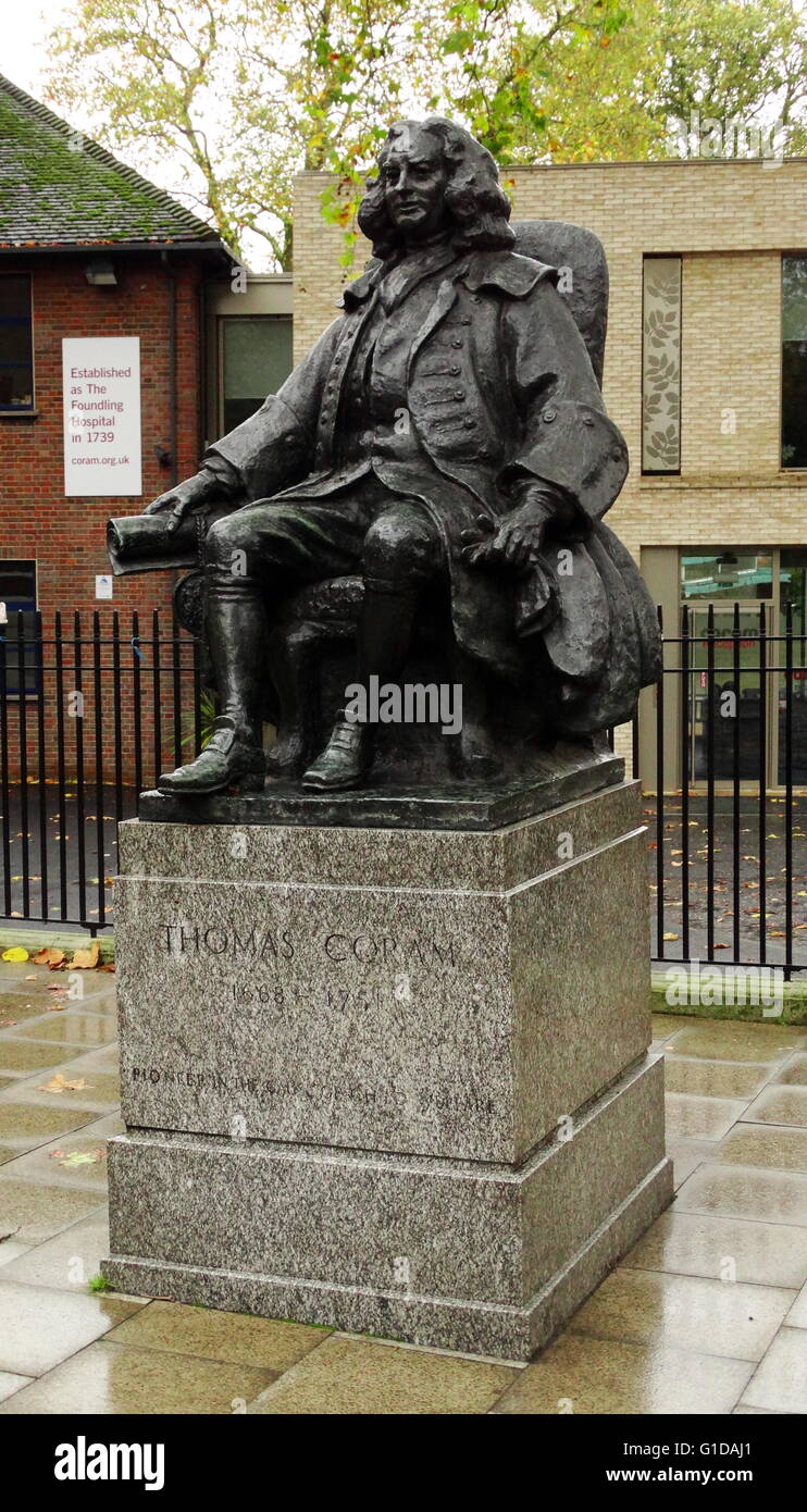 Statue de Thomas Coram, Brunswick Square, Londres par William McMillan, 1963. Le capitaine Thomas Coram (ch. 1668 - 29 mars 1751) est un philanthrope qui a créé l'hôpital Foundling de Londres dans l'agneau conduit du champs, Bloomsbury, Londres, pour s'occuper des enfants abandonnés. Banque D'Images