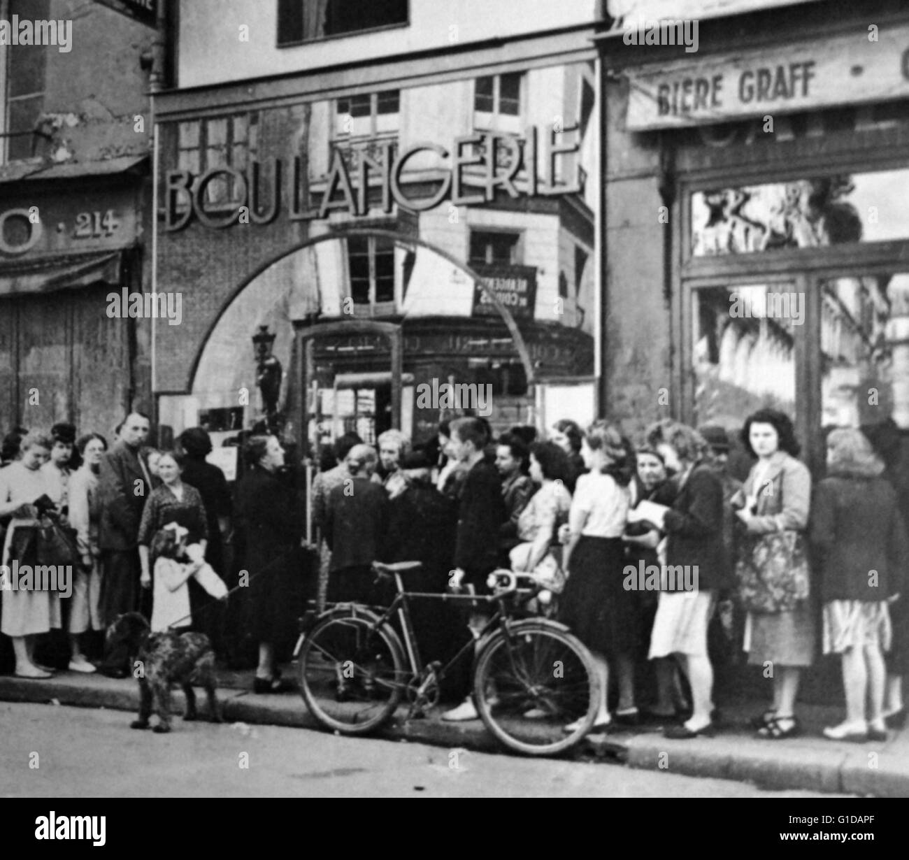 Parisiens file d'attente à la boulangerie (Boulanger) à Paris pendant l'occupation allemande de la seconde guerre mondiale 1941 Banque D'Images