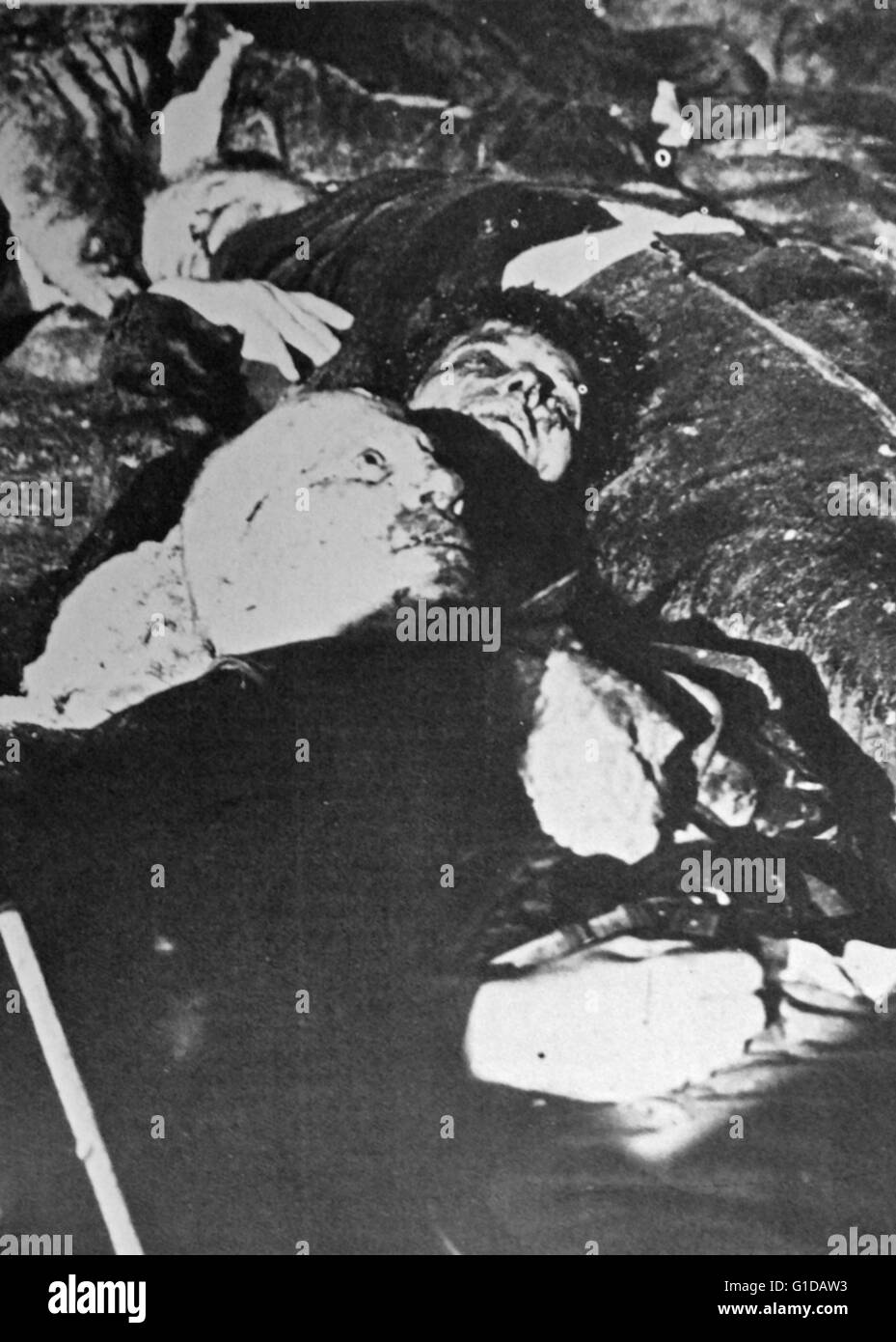 Mussolini et sa maîtresse, Clara Petacci, ont été abattus le 28 avril 1945. Leurs corps ont été transportés au public à Milan. Banque D'Images