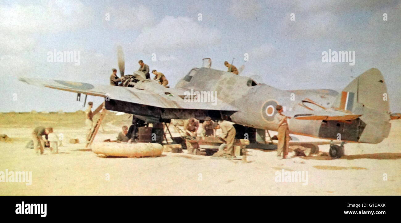 Maintenance sur un Bristol Beaufighter de la RAF à l'été 1942. Banque D'Images