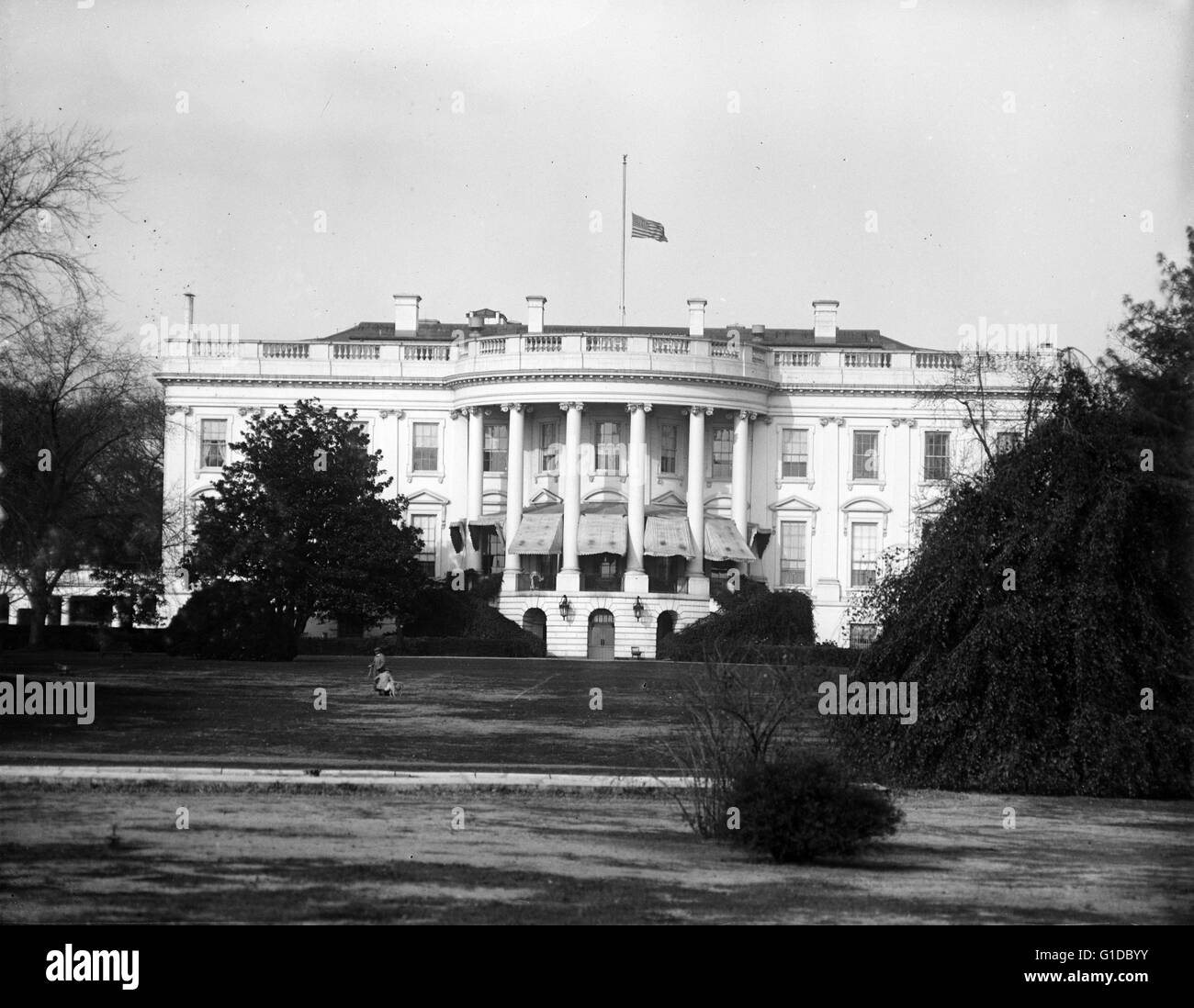 Maison blanche drapeau en berne. Le drapeau sur la Maison Blanche est mis en berne, sauf à l'occasion de la mort du président ou d'un ex-président. le drapeau volant bas en 1929 a été en ce qui a trait à la fin Secrétaire de la guerre. William James Bon (24 septembre 1866 - 18 novembre 1929) était un homme politique américain de l'état de l'Iowa, qui a servi à la Chambre des représentants des États-Unis et le Cabinet du Président Herbert Hoover en tant que secrétaire de la guerre. Banque D'Images