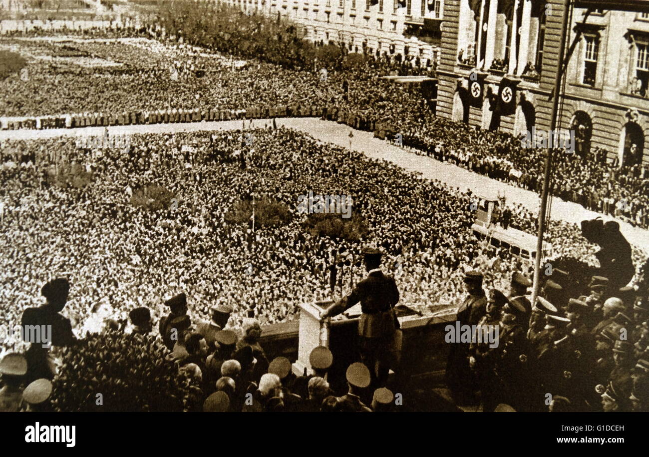 Tirage photographique d'Adolf Hitler (1889 - 1945) un homme politique allemand qui était le chef du parti nazi, chancelier de l'Allemagne, et Führer de l'Allemagne nazie, s'exprimant lors d'un rassemblement en Allemagne. En date du 20e siècle. Banque D'Images