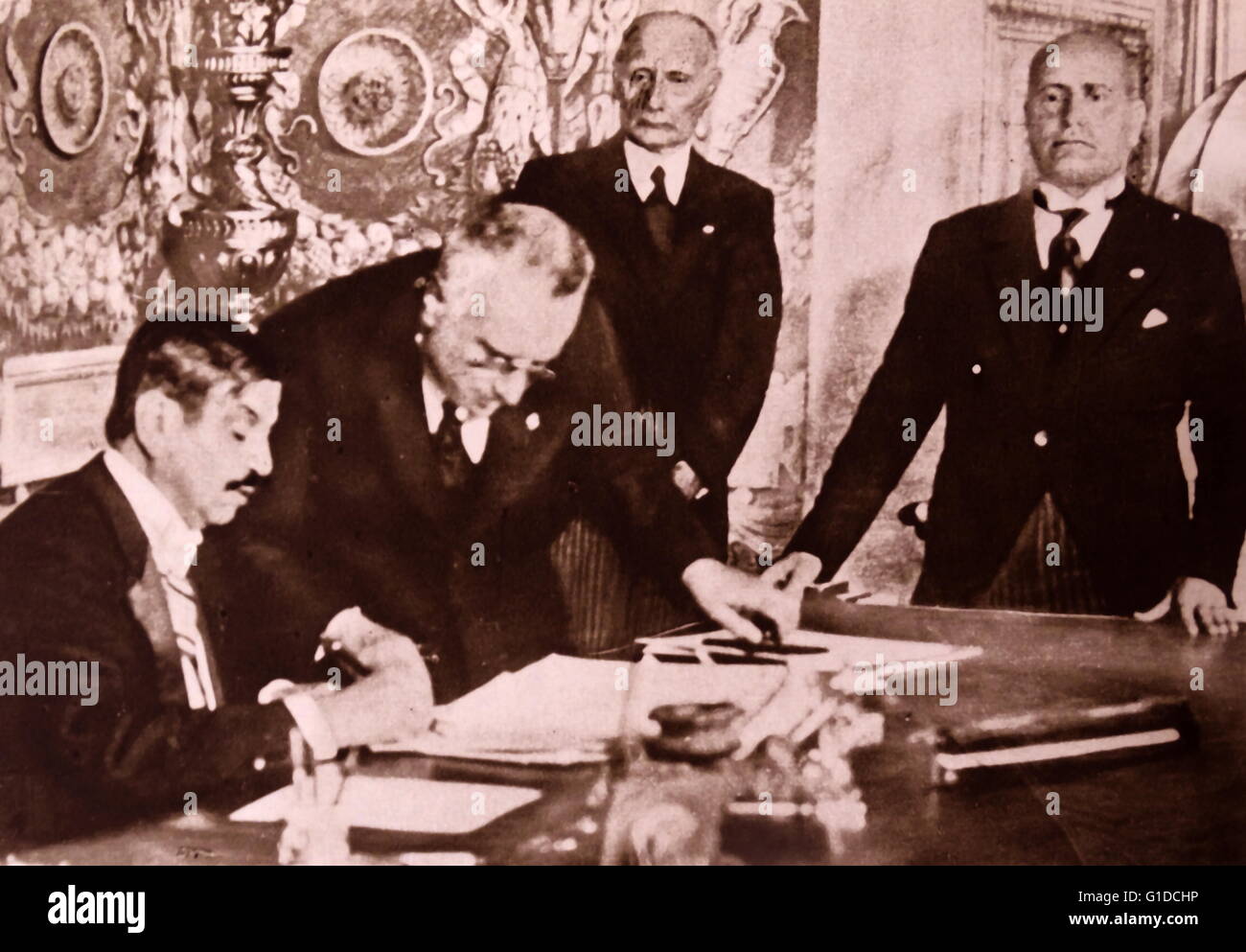 Leader fasciste italien Mussolini (à droite) montres comme son représentant signe un traité avec le Premier ministre français, Pierre Laval, 1936 Banque D'Images