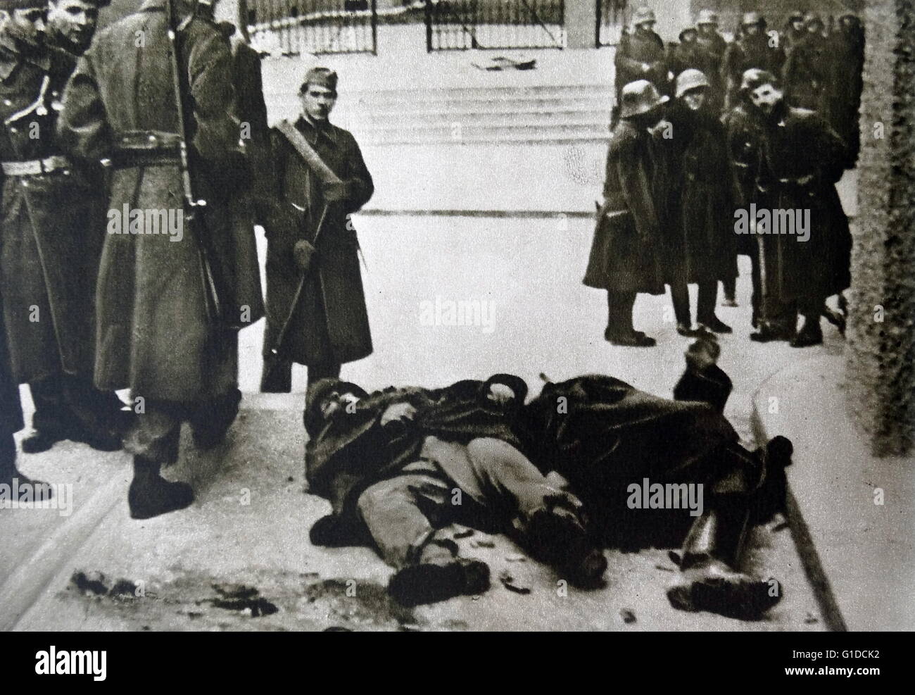 Corps gisant à Vienne pendant la guerre civile autrichienne (Österreichischer'), également connu sous le nom de l'Insurrection de février. Des escarmouches entre conservateurs et socialistes forces antifascistes entre le 12 février et le 16 février 1934 Banque D'Images