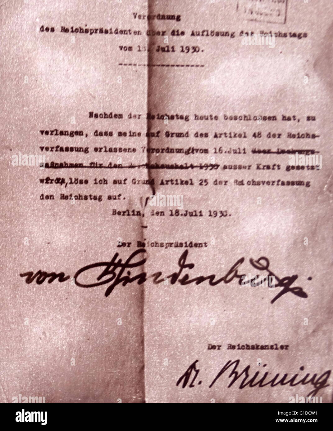 Copie du décret signé par Paul von Hindenburg et Heinrich Brüning, appelant à la dissolution du parlement. En date du 20e siècle Banque D'Images