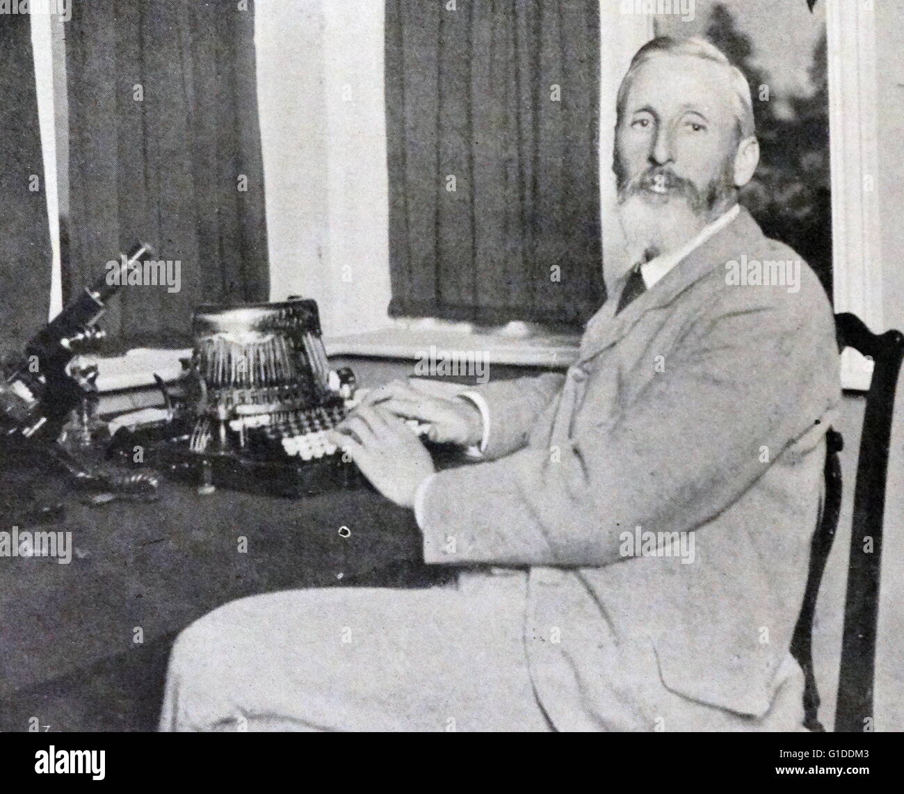 Portrait photographique de Grant Allen (1848-1899) un écrivain et romancier scientifique canadien, et un promoteur de la théorie de l'évolution. En date du 19e siècle Banque D'Images
