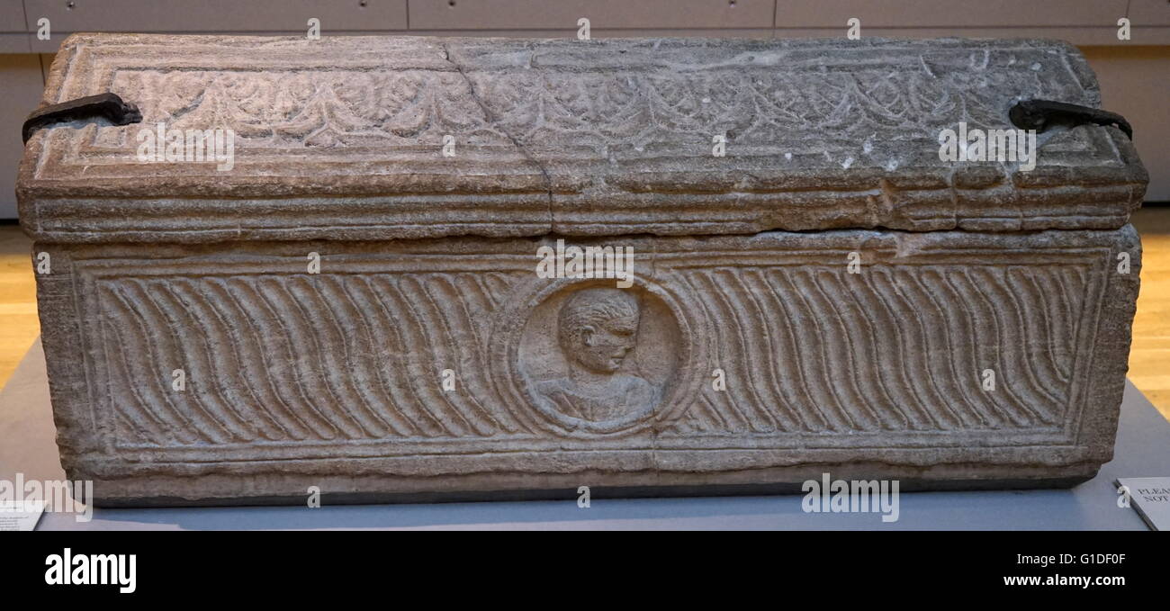 Sarcophage de calcaire, avec décor et un petit médaillon, portrait d'un jeune garçon. En date du 4ème siècle ap. Banque D'Images