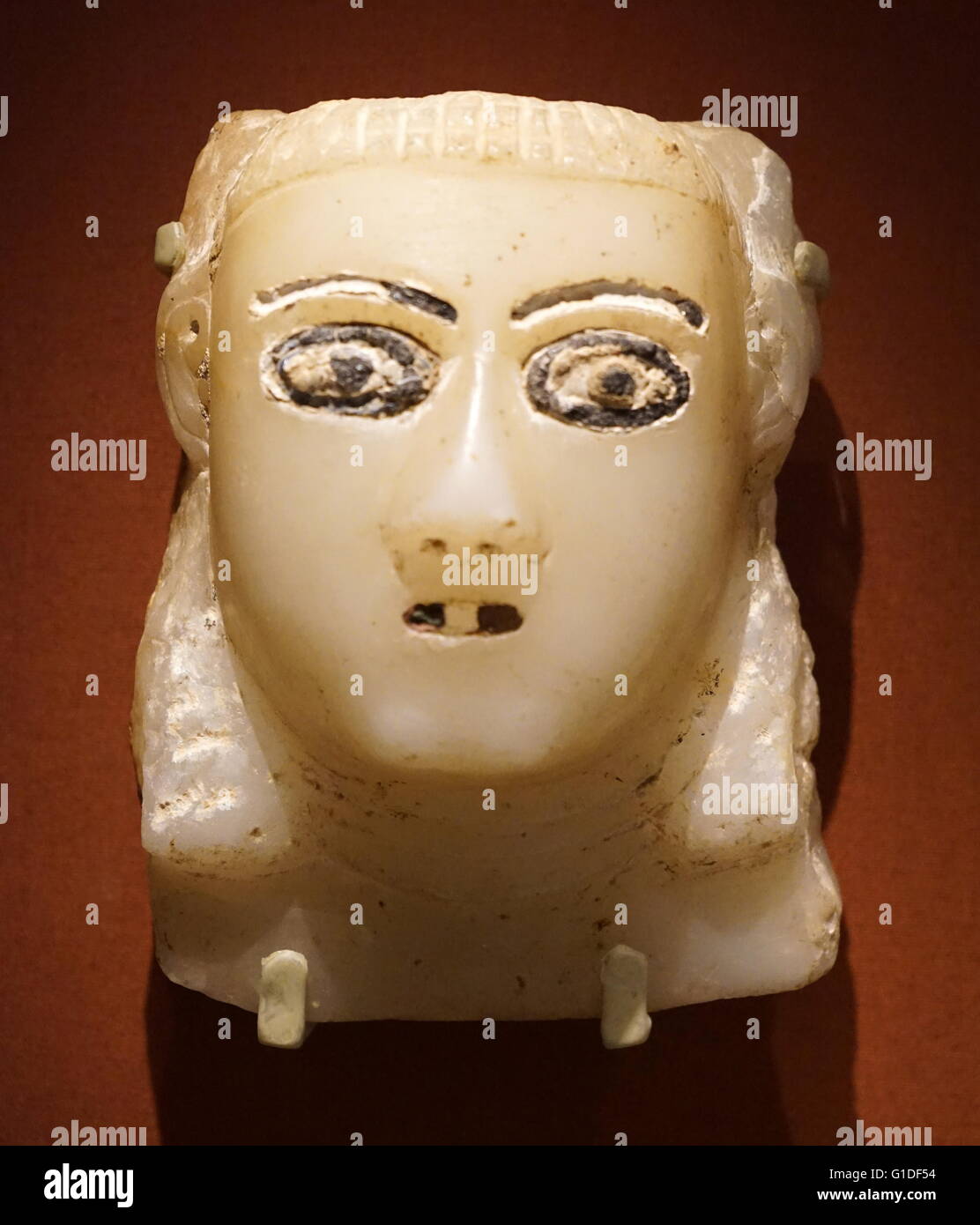 Tête en pierre sculpté avec incrustation de verre coloré de Ma'rib, capitale de la royaume sabéen. En date du 1er siècle avant J.-C. Banque D'Images