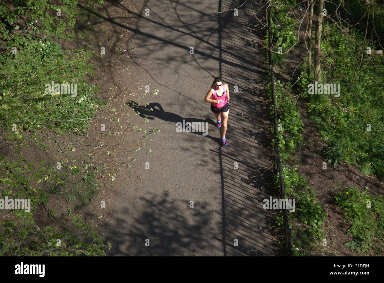 Femme seule s'exécutant dans le parc Kelvingrove tourné à partir de ci-dessus, un jour ensoleillé, du parc Kelvingrove, Banque D'Images