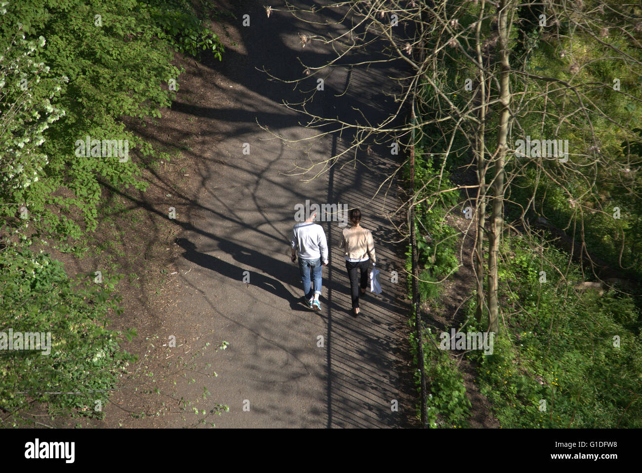Couple en train de marcher dans le parc Kelvingrove tourné à partir de ci-dessus, un jour ensoleillé, du parc Kelvingrove, Banque D'Images