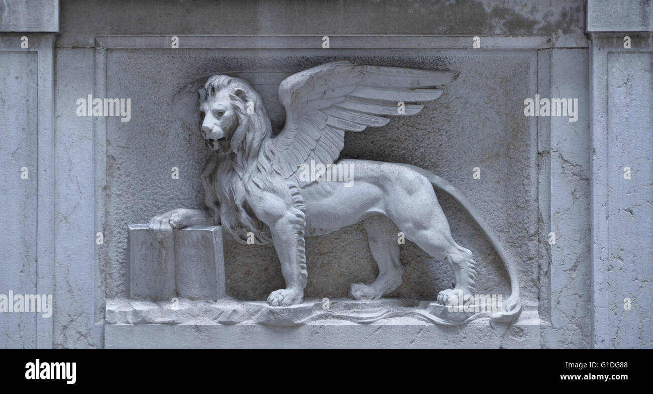 Lion ailé, créature mythologique, lion et d'oiseau comme des ailes, roman de la sculpture sur pierre Banque D'Images
