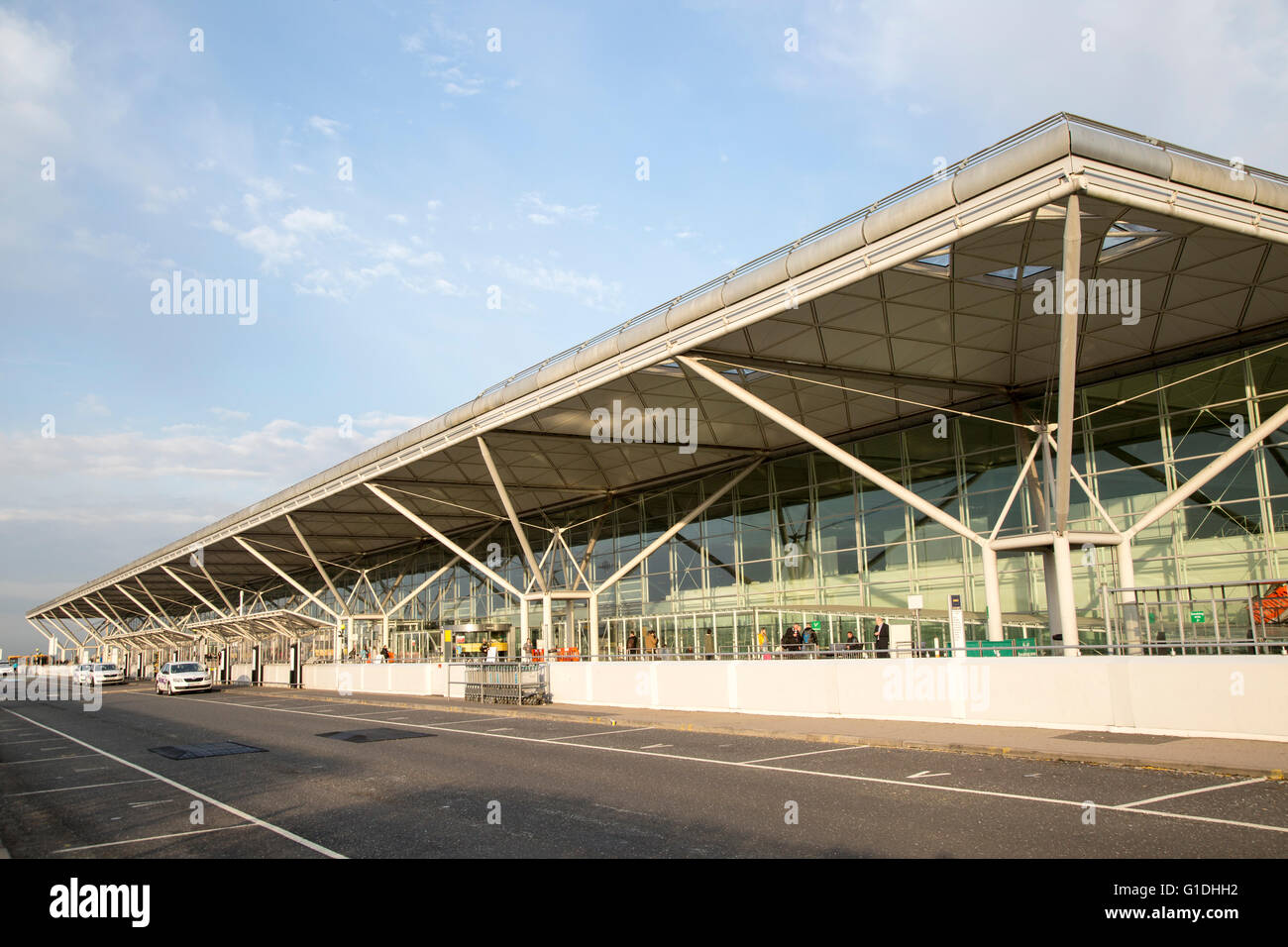 L'extérieur de l'aérogare de l'aéroport de Stansted, Essex, Angleterre, RU Banque D'Images