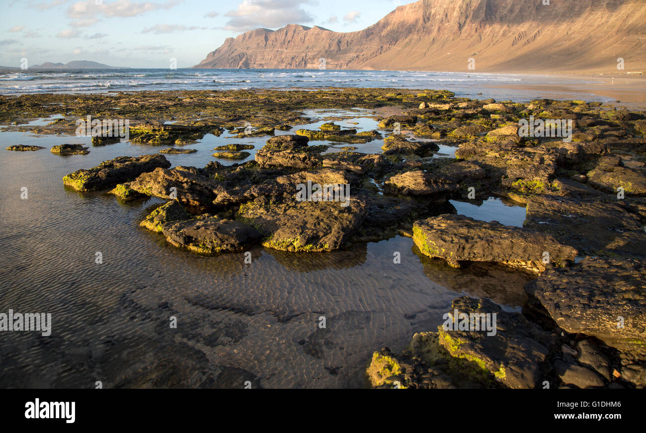 Lanzarote, Canaries, SpainLate la luminosité de l'après-midi sur la plage et les falaises de La Caleta de Famara, Lanzarote, îles Canaries, Espagne Banque D'Images