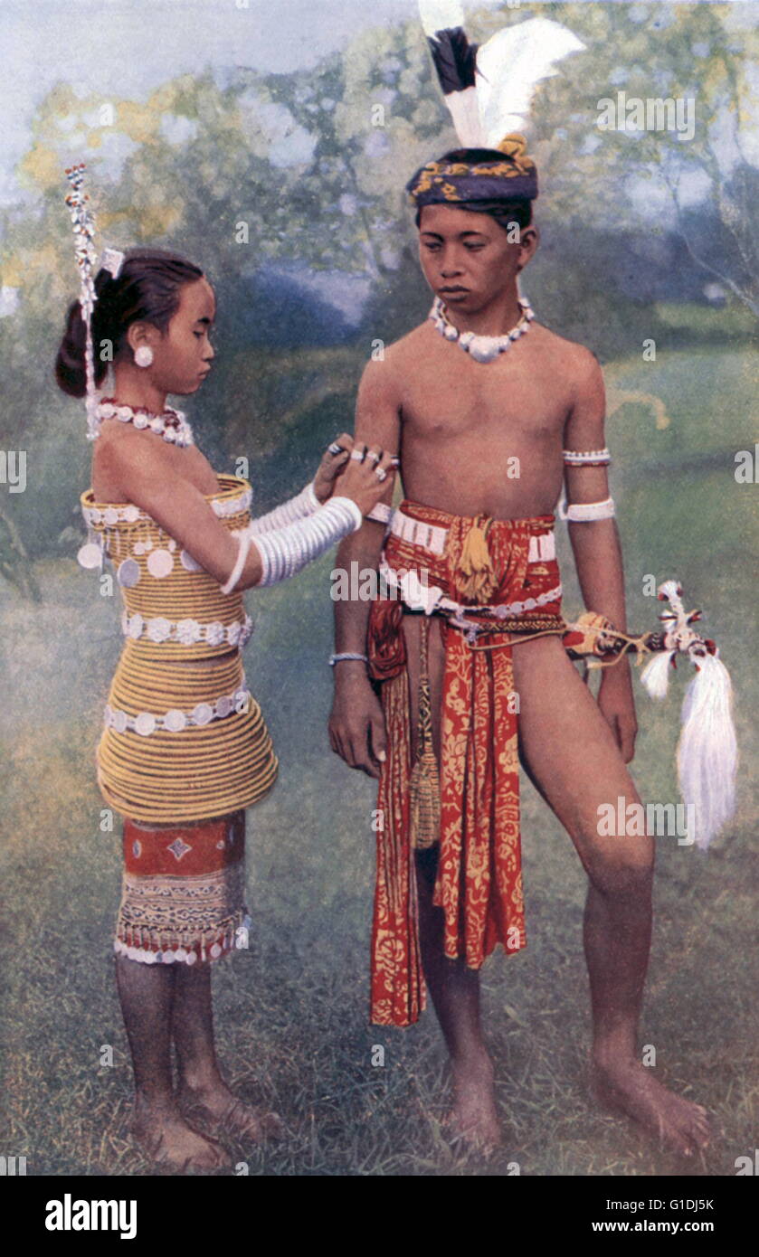 Les jeunes l'IBAN (Dayaks de la mer),en costume tribal officiel 1922. Est un terme Dayak pour plus de 200 rivières et sous-groupes ethniques vivant sur la colline, situé principalement dans l'intérieur de Bornéo, chacune avec son propre dialecte, coutumes, lois, le territoire et la culture, Banque D'Images