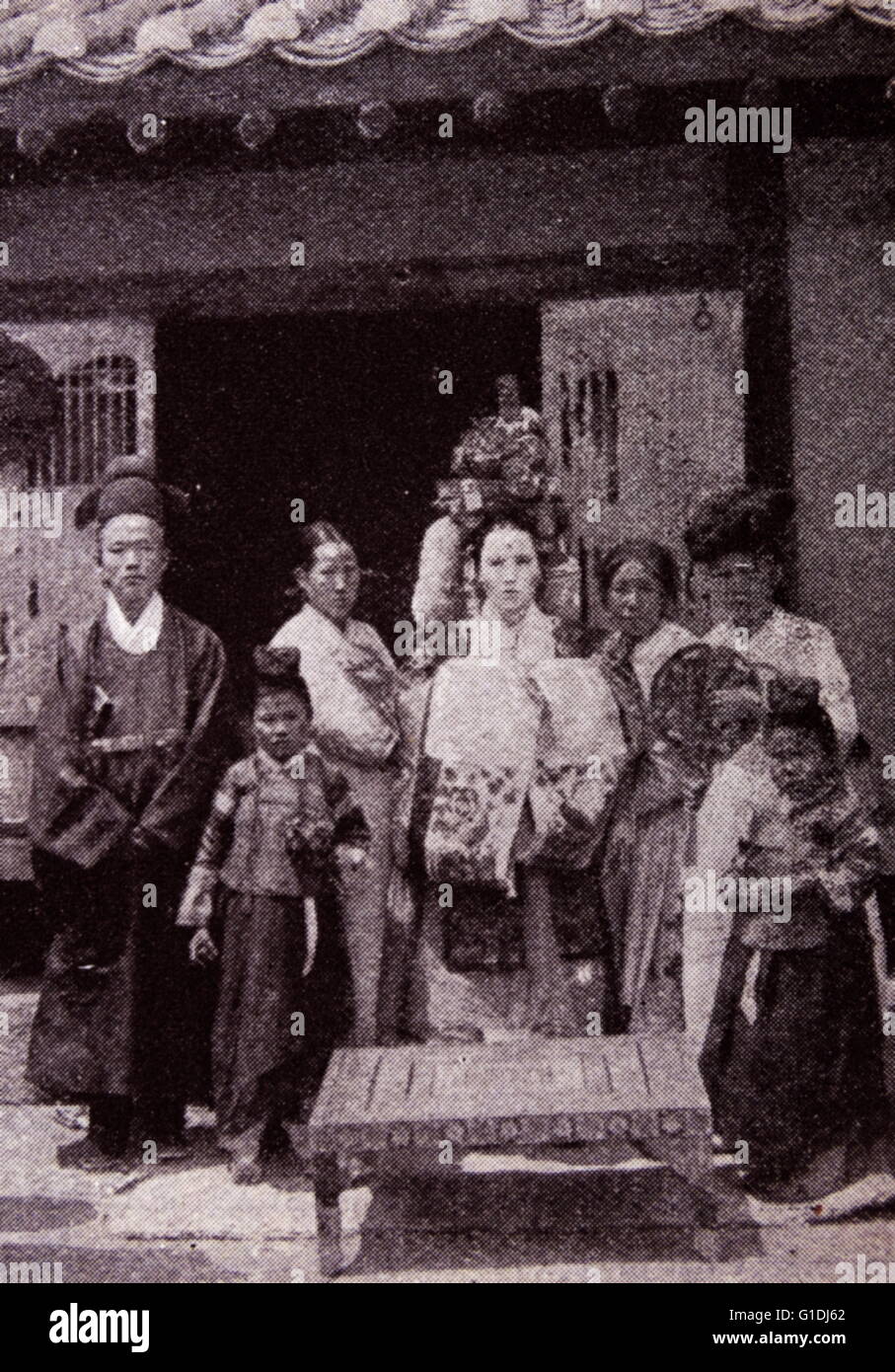 Une mariée vêtements traditionnels se prépare à quitter la maison de sa famille à se marier ; Corée 1900 Banque D'Images