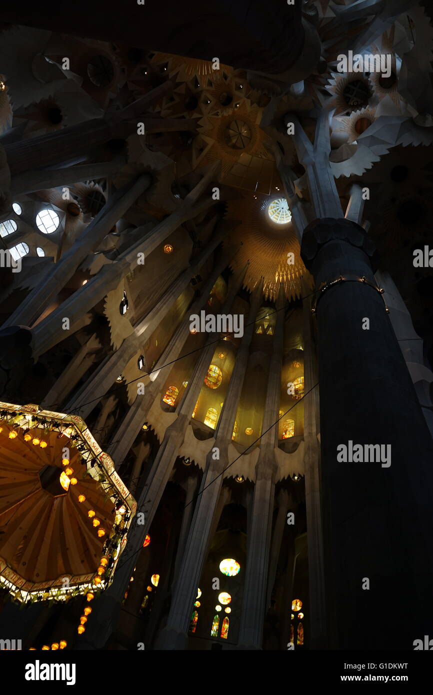 Vue sur le crucifix suspendu dans le Temple Expiatori Basílica je de la Sagrada Família, une église catholique romaine de Barcelone, conçu par l'architecte espagnol Antoni Gaudí (1852-1926). En date du 21e siècle Banque D'Images