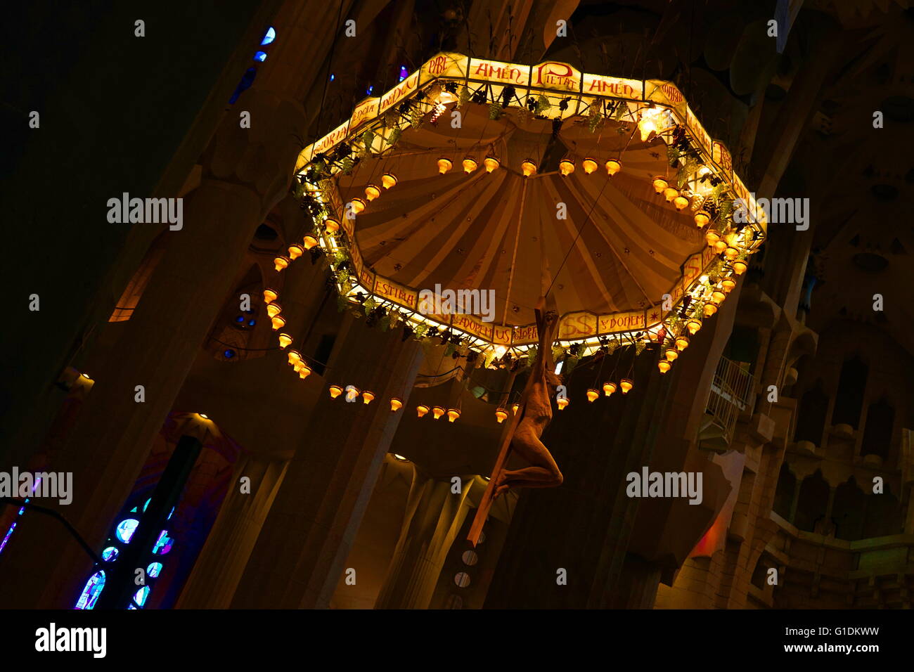Vue sur le crucifix suspendu dans le Temple Expiatori Basílica je de la Sagrada Família, une église catholique romaine de Barcelone, conçu par l'architecte espagnol Antoni Gaudí (1852-1926). En date du 21e siècle Banque D'Images