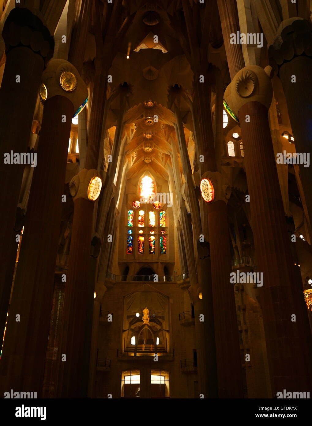 Détails de l'intérieur du Temple Expiatori Basílica je de la Sagrada Família, une église catholique romaine de Barcelone, conçu par l'architecte espagnol Antoni Gaudí (1852-1926). En date du 21e siècle Banque D'Images