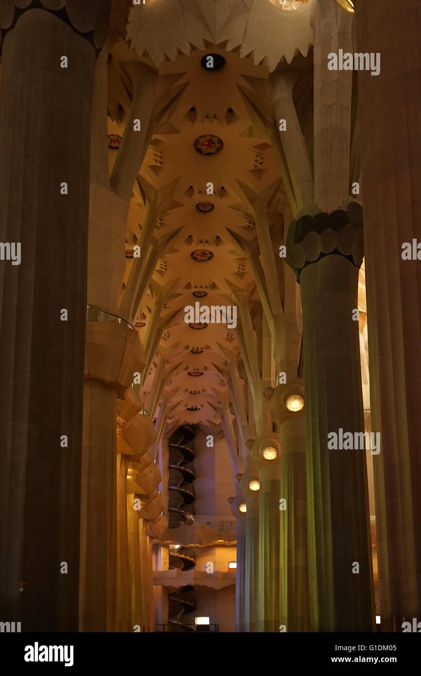 Détails de l'intérieur du Temple Expiatori Basílica je de la Sagrada Família, une église catholique romaine de Barcelone, conçu par l'architecte espagnol Antoni Gaudí (1852-1926). En date du 21e siècle Banque D'Images