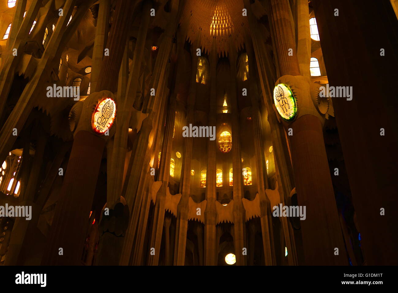 Détails de l'intérieur de la Basílica JE Temple de la Sagrada Família expiatoire, une église catholique romaine de Barcelone, conçu par l'architecte espagnol Antoni Gaudí (1852-1926). En date du 21e siècle Banque D'Images