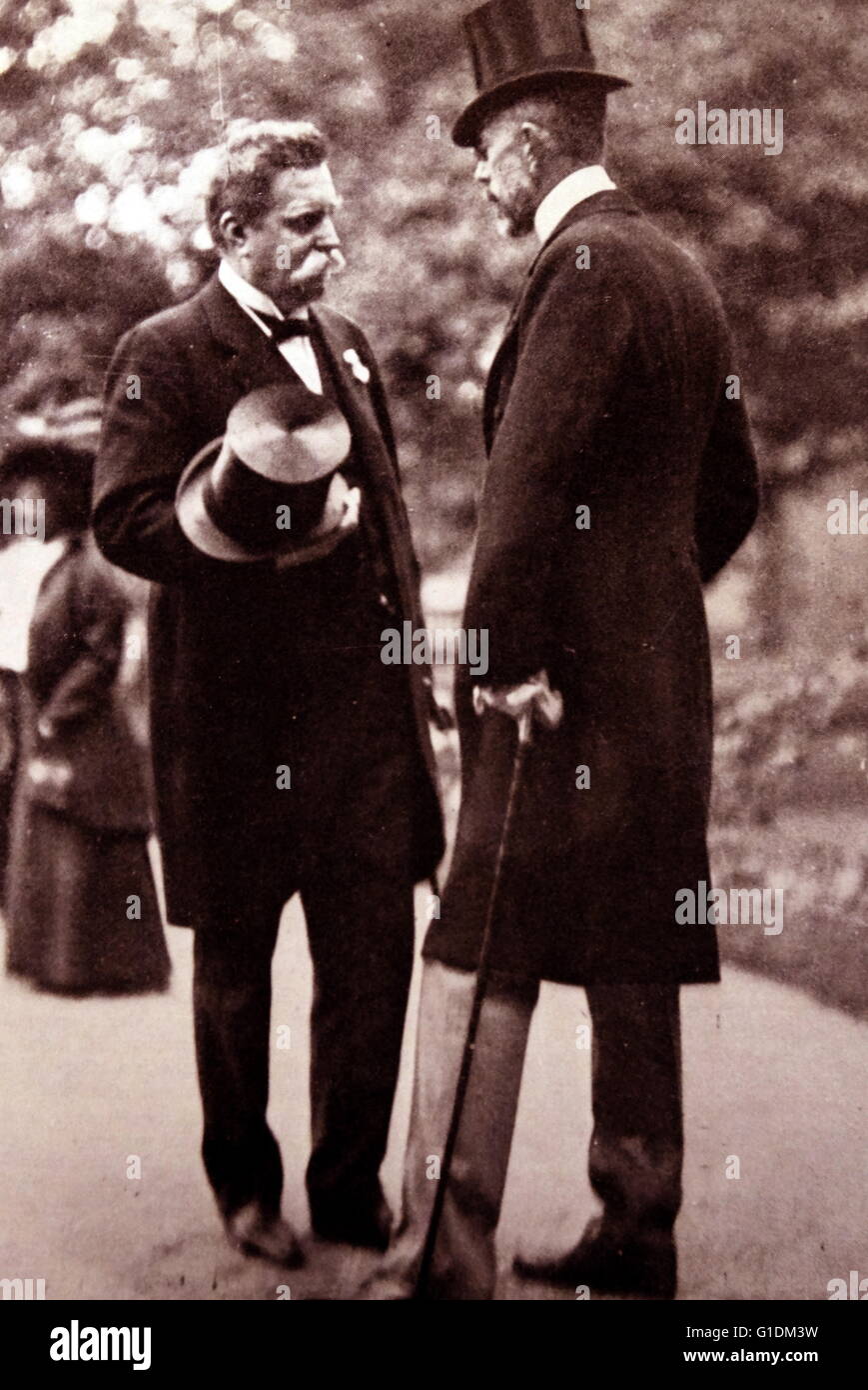 Impression photographique du roi Gustave V de Suède (1858-1950) et Hjalmar Branting (1860-1925) un homme politique, ancien Premier ministre et leader du Parti Social-démocrate suédois, lors d'une garden party dans Logården au palais royal en date du 20e siècle Banque D'Images