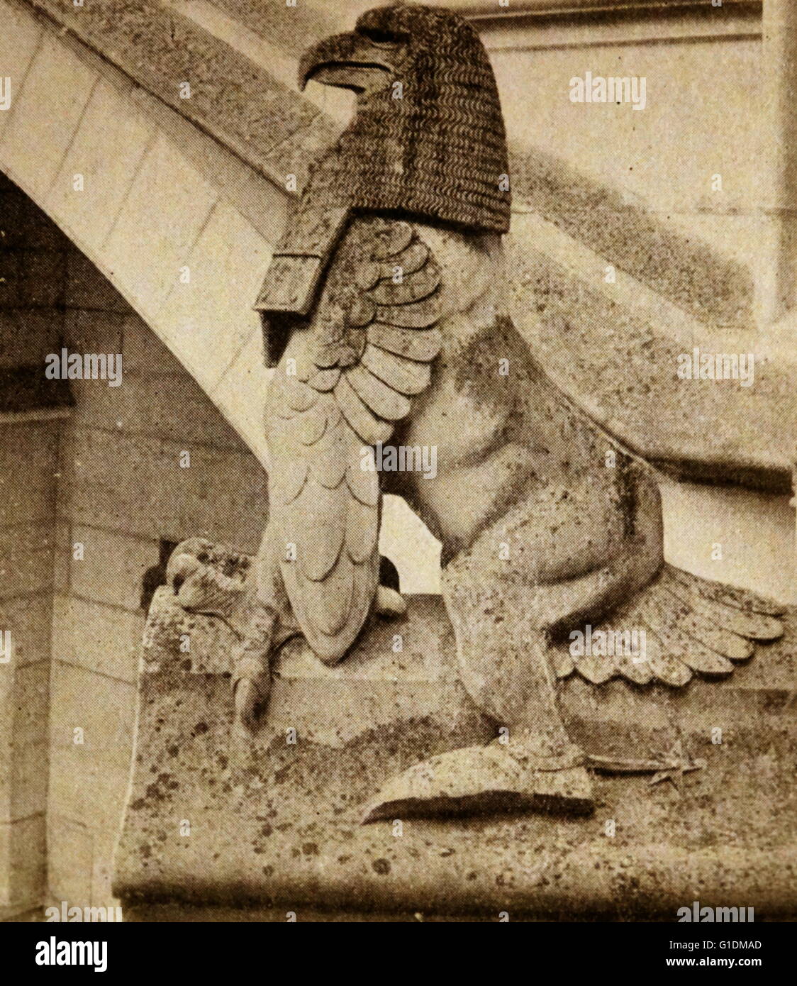 Tirage photographique d'une figure de pierre à cheval sur les marches à l'entrée du Château de Pierrefonds. Le château est situé sur la commune de Pierrefonds dans l'Oise département de la France Banque D'Images