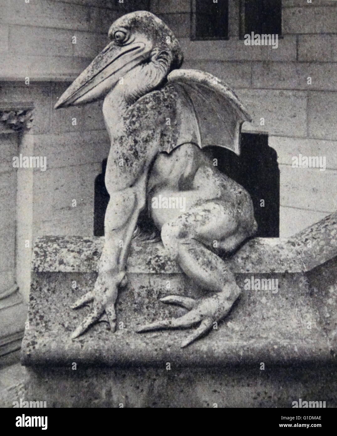 Tirage photographique d'une figure de pierre à cheval sur les marches à l'entrée du Château de Pierrefonds. Le château est situé sur la commune de Pierrefonds dans l'Oise département de la France Banque D'Images