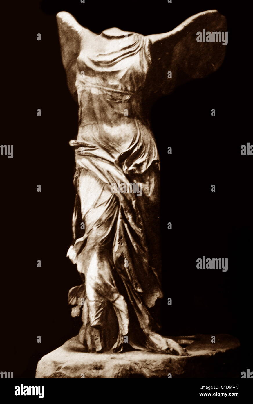 Sculpture d'une Victoire ailée de Samothrace, un 2ème siècle BC sculpture de marbre de la déesse grecque Nike. En date du 2e siècle avant J.-C. Banque D'Images